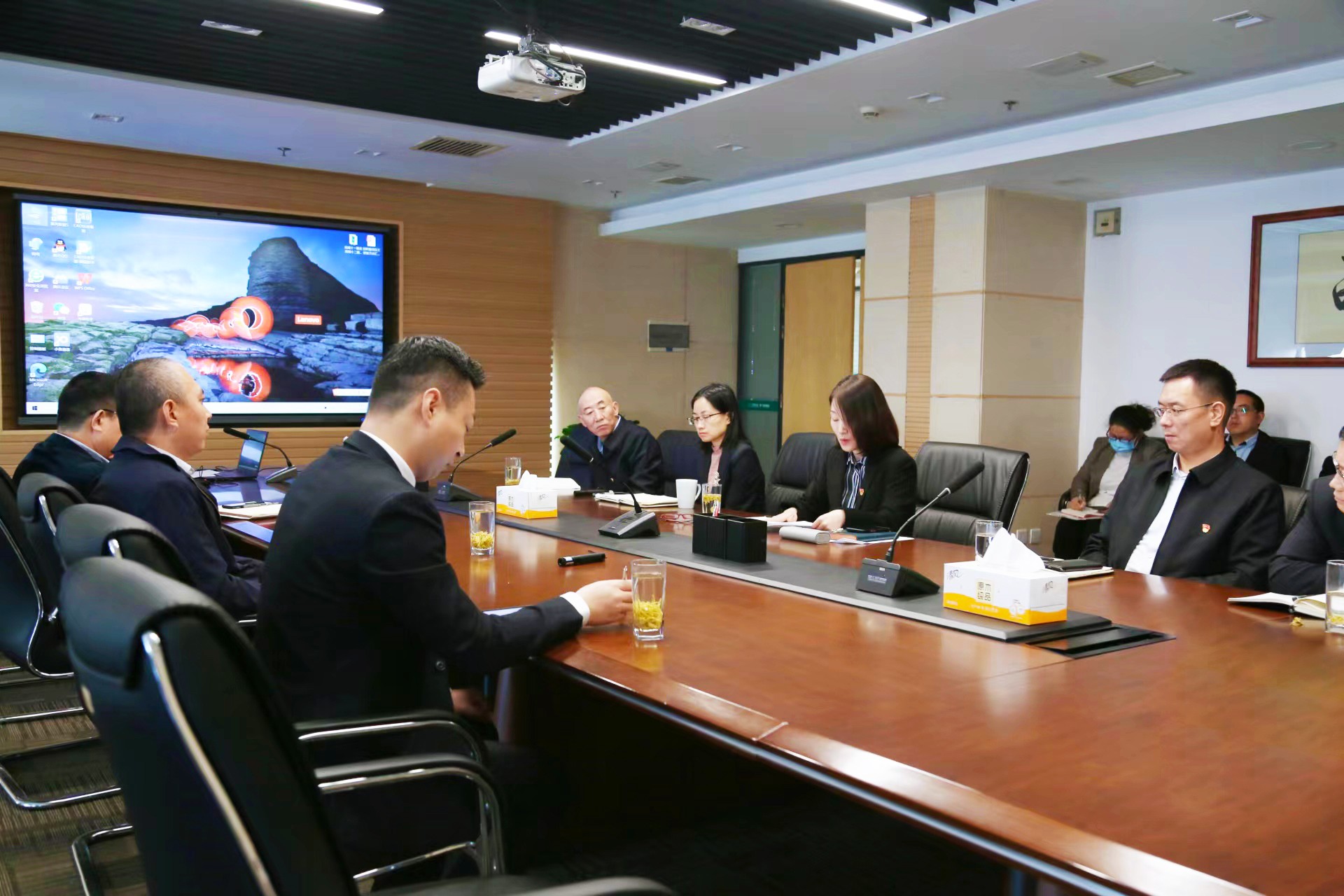 经发置业党支部组织全体党员干部开展作风建设专项学习活动