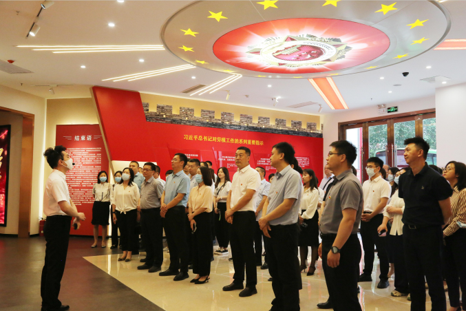 经发置业党支部组织党员干部参观西安市劳模精神展示馆和西安市警示教育基地