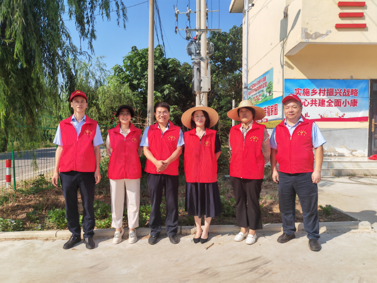 经发置业党支部赴蓝田县三官庙镇龙门村慰问驻村工作队、开展志愿服务活动