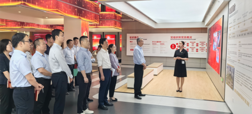 经发置业党支部组织全体党员赴经开区党员政治生活馆开展主题党日活动